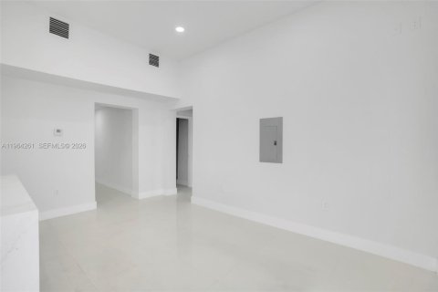 House in Miami, Florida 3 bedrooms, 89.19 sq.m. № 2025904 - photo 12