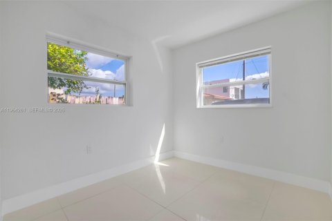 House in Miami, Florida 3 bedrooms, 89.19 sq.m. № 2025904 - photo 21
