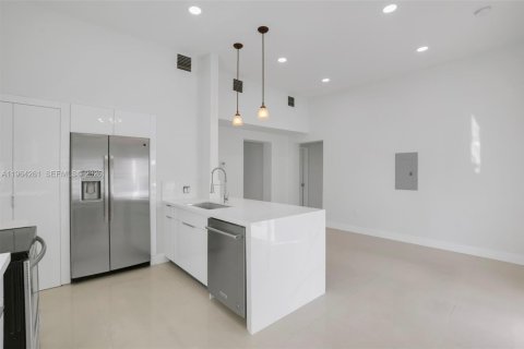 House in Miami, Florida 3 bedrooms, 89.19 sq.m. № 2025904 - photo 8