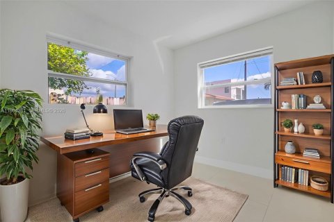 House in Miami, Florida 3 bedrooms, 89.19 sq.m. № 2025904 - photo 20