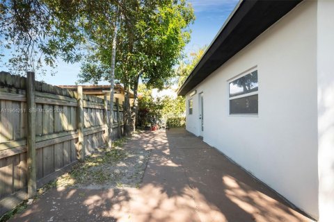 House in Miami, Florida 3 bedrooms, 89.19 sq.m. № 2025904 - photo 28