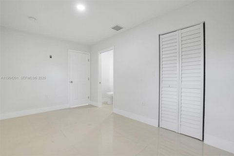 House in Miami, Florida 3 bedrooms, 89.19 sq.m. № 2025904 - photo 16