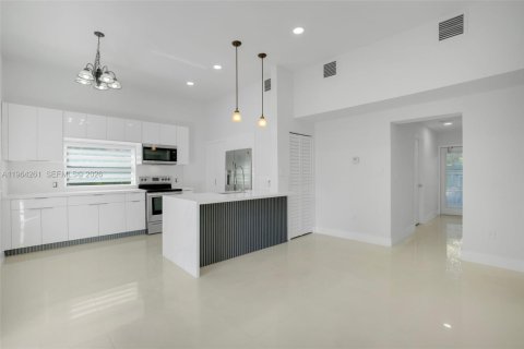 House in Miami, Florida 3 bedrooms, 89.19 sq.m. № 2025904 - photo 5
