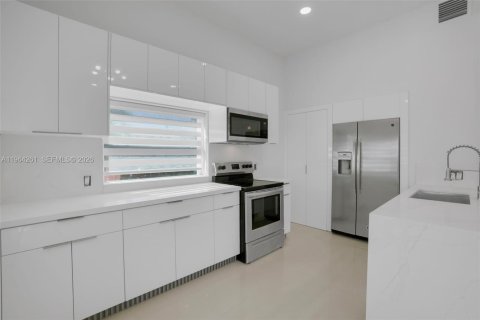 House in Miami, Florida 3 bedrooms, 89.19 sq.m. № 2025904 - photo 9