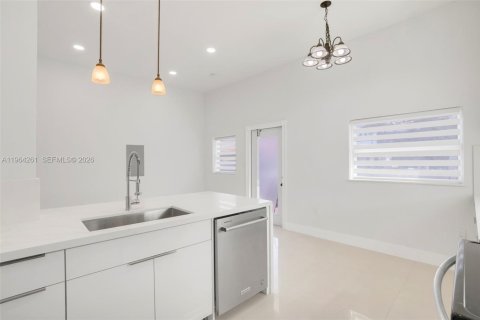 House in Miami, Florida 3 bedrooms, 89.19 sq.m. № 2025904 - photo 6
