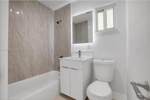 House in Miami, Florida 3 bedrooms, 89.19 sq.m. № 2025904 - photo 26