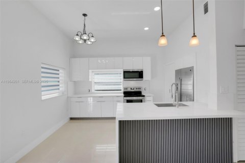 House in Miami, Florida 3 bedrooms, 89.19 sq.m. № 2025904 - photo 7