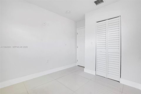 House in Miami, Florida 3 bedrooms, 89.19 sq.m. № 2025904 - photo 19