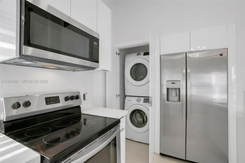 House in Miami, Florida 3 bedrooms, 89.19 sq.m. № 2025904 - photo 11