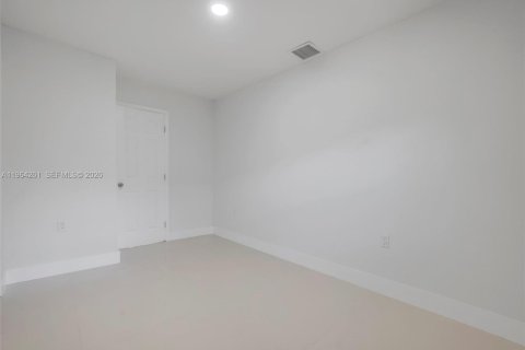 House in Miami, Florida 3 bedrooms, 89.19 sq.m. № 2025904 - photo 23