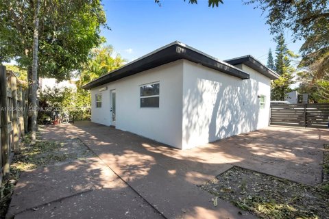 House in Miami, Florida 3 bedrooms, 89.19 sq.m. № 2025904 - photo 30