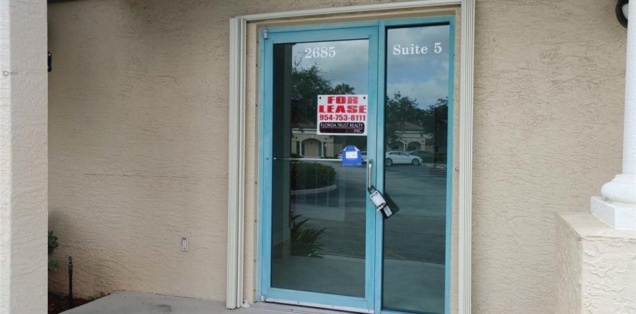 Commercial property in Weston, Florida № 543167