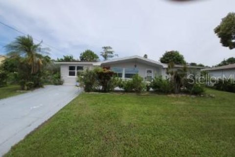 House in Tarpon Springs, Florida 3 bedrooms, 159.79 sq.m. № 1902684 - photo 1