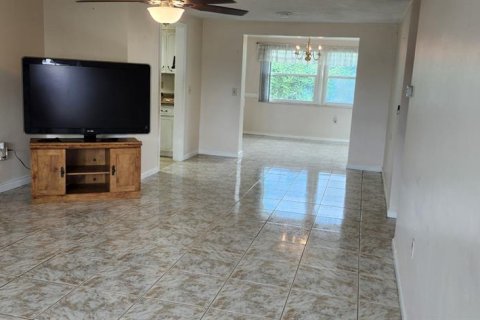 House in Tarpon Springs, Florida 3 bedrooms, 159.79 sq.m. № 1902684 - photo 3