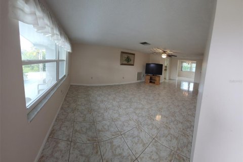 House in Tarpon Springs, Florida 3 bedrooms, 159.79 sq.m. № 1902684 - photo 2