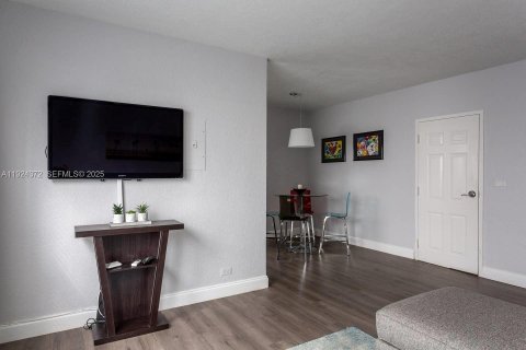 Condominio en alquiler en Miami Beach, Florida, 1 dormitorio, 55 m2 № 1987949 - foto 3