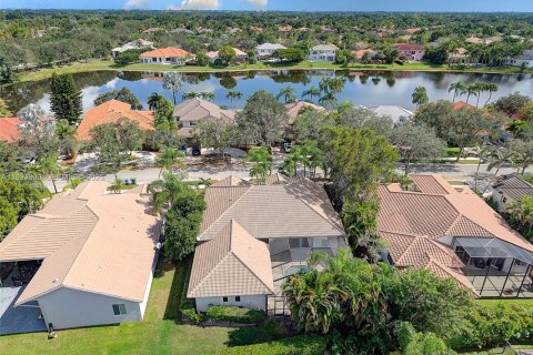 Снять в аренду виллу или дом в Уэстон, Флорида 5 спален, 229.75м2, № 1991774 - фото 17