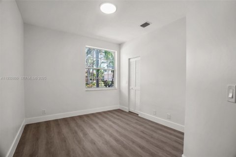 Снять в аренду виллу или дом в Уэстон, Флорида 5 спален, 229.75м2, № 1991774 - фото 12