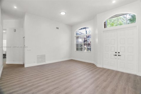 Снять в аренду виллу или дом в Уэстон, Флорида 5 спален, 229.75м2, № 1991774 - фото 3