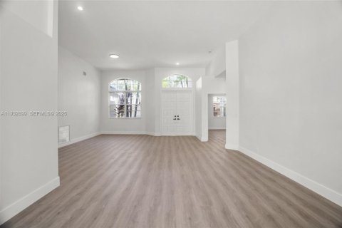 Снять в аренду виллу или дом в Уэстон, Флорида 5 спален, 229.75м2, № 1991774 - фото 4