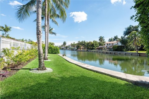 House in Coral Gables, Florida 4 bedrooms, 215.81 sq.m. № 2022453 - photo 5