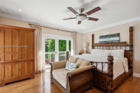 House in Coral Gables, Florida 4 bedrooms, 215.81 sq.m. № 2022453 - photo 13