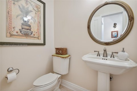 House in Coral Gables, Florida 4 bedrooms, 215.81 sq.m. № 2022453 - photo 20