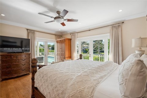House in Coral Gables, Florida 4 bedrooms, 215.81 sq.m. № 2022453 - photo 14