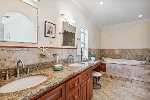 House in Coral Gables, Florida 4 bedrooms, 215.81 sq.m. № 2022453 - photo 15