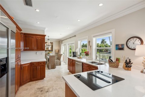 House in Coral Gables, Florida 4 bedrooms, 215.81 sq.m. № 2022453 - photo 9