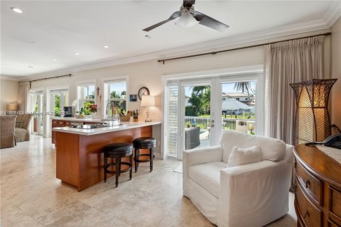 House in Coral Gables, Florida 4 bedrooms, 215.81 sq.m. № 2022453 - photo 11