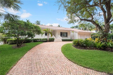 House in Coral Gables, Florida 4 bedrooms, 215.81 sq.m. № 2022453 - photo 1