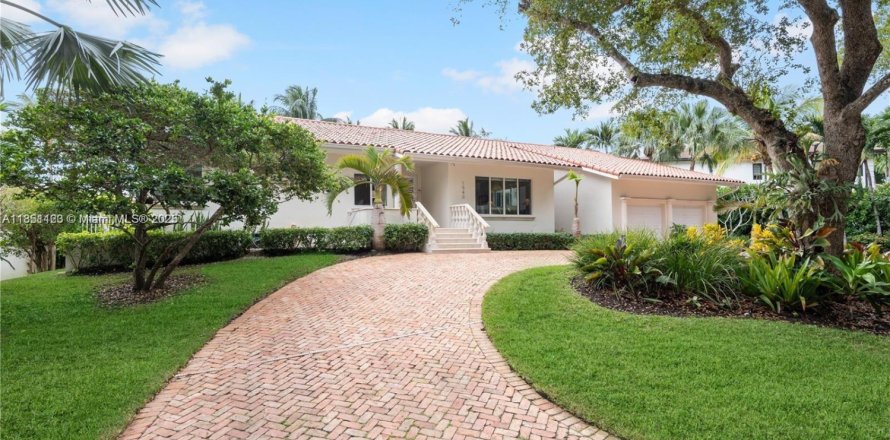 House in Coral Gables, Florida 4 bedrooms, 215.81 sq.m. № 2022453