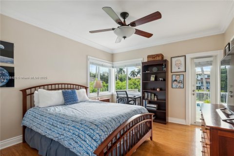 House in Coral Gables, Florida 4 bedrooms, 215.81 sq.m. № 2022453 - photo 17