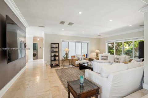 House in Coral Gables, Florida 4 bedrooms, 215.81 sq.m. № 2022453 - photo 7