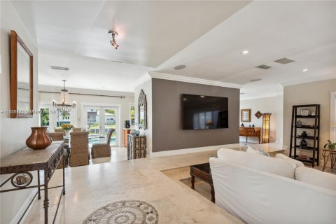 House in Coral Gables, Florida 4 bedrooms, 215.81 sq.m. № 2022453 - photo 8