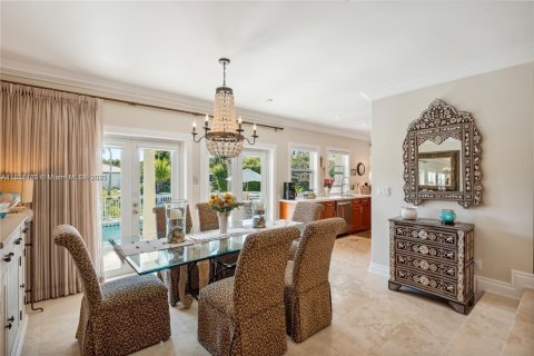 House in Coral Gables, Florida 4 bedrooms, 215.81 sq.m. № 2022453 - photo 12