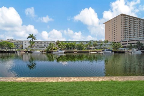 Copropriété à louer à Hallandale Beach, Floride: 2 chambres, 89.65 m2 № 1752036 - photo 14