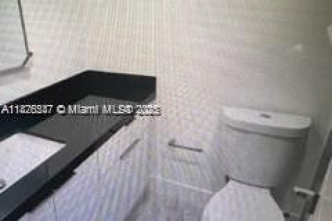 Condo in Doral, Florida, 2 bedrooms  № 1923820 - photo 4