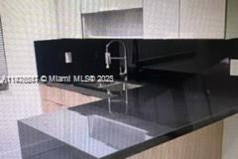 Condo in Doral, Florida, 2 bedrooms  № 1923820 - photo 3