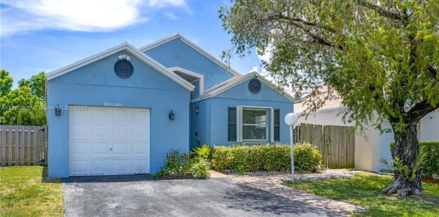 House in Cutler Bay, Florida 3 bedrooms, 112.5 sq.m. № 1892511