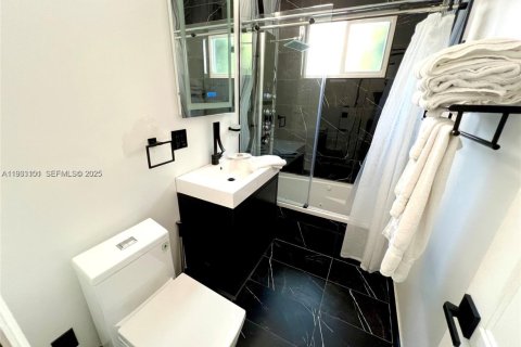 Casa en alquiler en Miami, Florida, 4 dormitorios, 152.08 m2 № 1991873 - foto 13