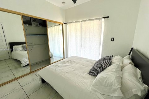 Casa en alquiler en Miami, Florida, 4 dormitorios, 152.08 m2 № 1991873 - foto 12