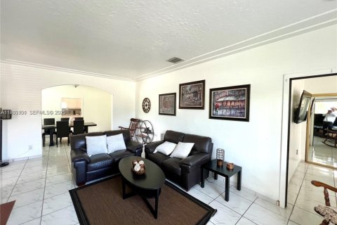 Casa en alquiler en Miami, Florida, 4 dormitorios, 152.08 m2 № 1991873 - foto 3