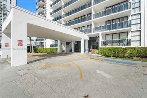 Condo in Aventura, Florida, 1 bedroom  № 1973346 - photo 19