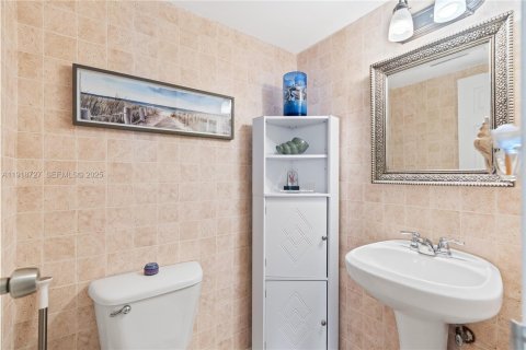 Condo in Aventura, Florida, 1 bedroom  № 1973346 - photo 15