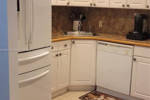 Купить кондоминиум в Авентура, Флорида 7 комнат, 83.24м2, № 1973346 - фото 1