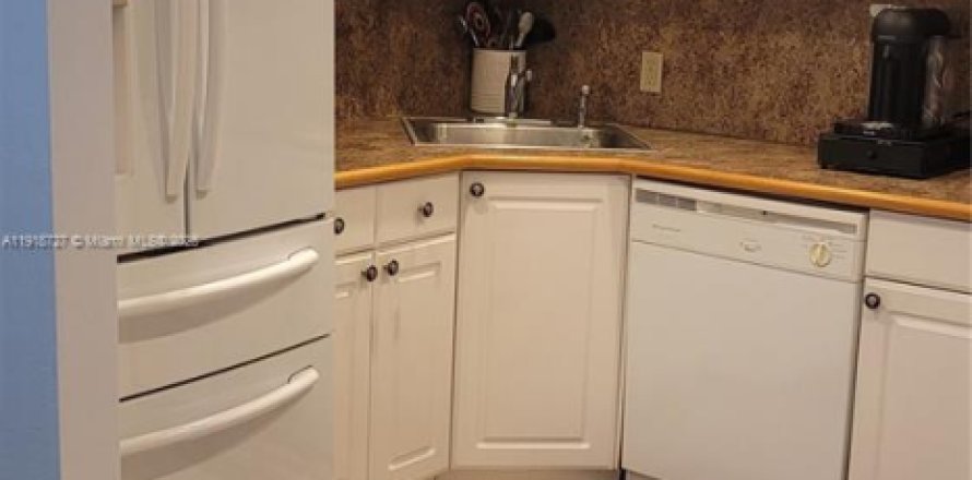 Кондоминиум с 7 комнатами в Авентура, Флорида № 1973346