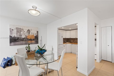 Condo in Aventura, Florida, 1 bedroom  № 1973346 - photo 9