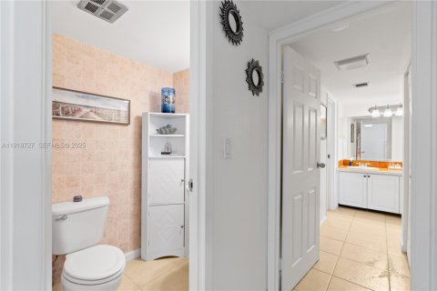 Condo in Aventura, Florida, 1 bedroom  № 1973346 - photo 17